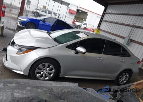 2022 Toyota Corolla Le z USA, uszkodzony, nr VIN 5YFEPMAE5NP323170